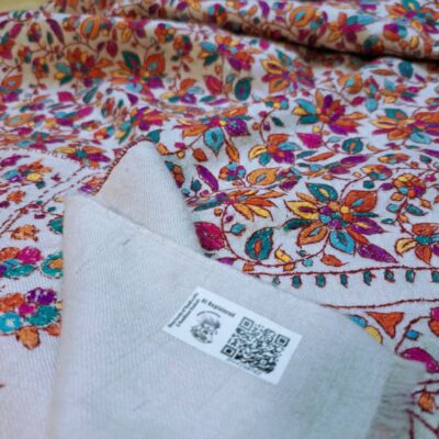 Etole Pashmina Millefleurs - portée drapée sur mannequin - gros plan du certificat d'authenticité