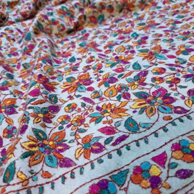 Etole Pashmina Millefleurs - portée drapée sur mannequin - gros plan