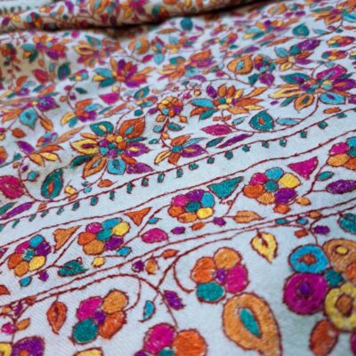Etole Pashmina Millefleurs - portée drapée sur mannequin - gros plan sur la broderie florale