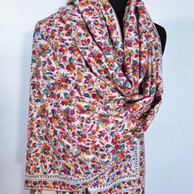 Etole Pashmina Millefleurs - portée drapée sur mannequin - gros plan du drapé