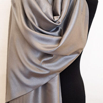 Étole en soie sergé couleur Gris Argenté unie - reversible - portée drapée sur buste - étole élégante et soyeuse - idéale pour cérémonies et mariages