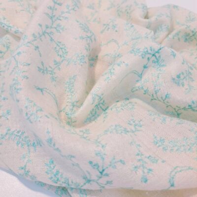 Élevez votre style avec cette étole en Pashmina Tropiques, alliance parfaite entre élégance et savoir-faire intemporel, conçue pour sublimer chaque moment de votre quotidien.