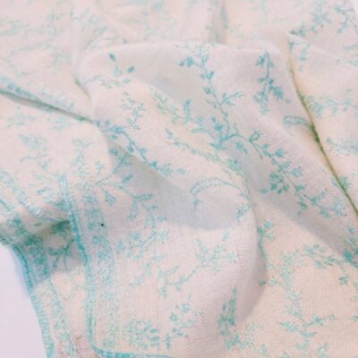 Pashmina Tropiques : avec ses dimensions de 70 × 190 cm et son poids de 119 grammes, cette étole est à la fois légère et enveloppante