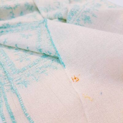 Pashmina Tropiques: L’étole porte la signature de l’artisan, garantissant son authenticité et son caractère unique.