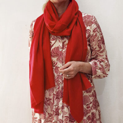 Etole Pashmina Rouge portée en écharpe