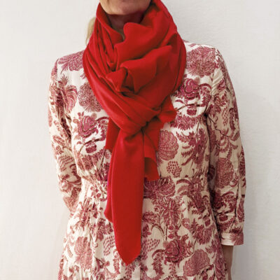 Etole Pashmina Rouge portée autour du cou