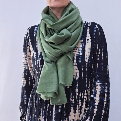 Etole Pashmina Eucalyptus portée en écharpe