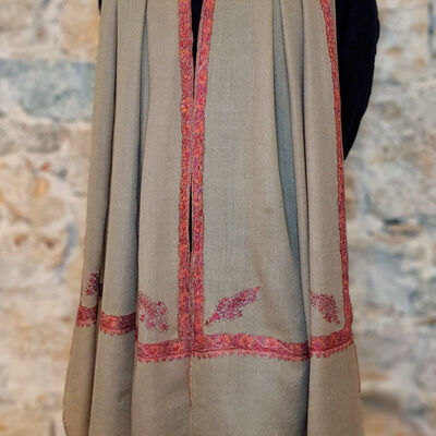 Etole Voile de Cachemire Vert Sauge - motif floral et de palmettes en bordure et sur les coins brodés main - mesure 70x190 cm portée sur épaules