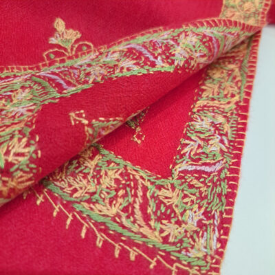Etole Rose Vif "Caresse" en cachemire - details recto/verso de broderie realisée à la main