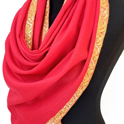 Etole Rose Vif "Caresse" en cachemire portée drapée - broderie realisée à la main