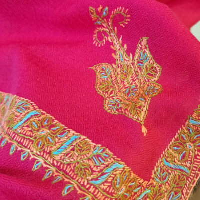 Etole Magenta en voile de cachemire - champ de couleur fuchsia et motif floral brodé main sur le pourtour