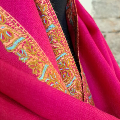 Etole Magenta en voile de cachemire - champ de couleur fuchsia et motif floral brodé main sur le pourtour - details de la broderie en bordure