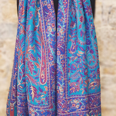 L’étole Nîlâb - Parfaite pour habiller vos tenues, l’étole Nîlâb apporte une touche de caractère et d’élégance discrète.