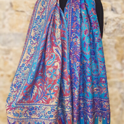 L’étole Nîlâb - Parfaite pour habiller vos tenues, l’étole Nîlâb apporte une touche de caractère et d’élégance discrète.