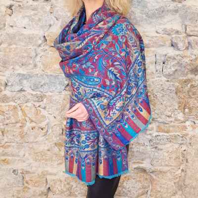 L’étole Nîlâb - Sur une face, un champ bleu turquoise lumineux met en valeur des motifs dans des tons de bordeaux, violet et bleu cobalt