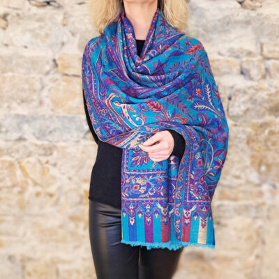 L’étole Nîlâb - Avec ses dimensions de 70x190 cm et son poids de 195 grammes, cette étole réversible offre une belle polyvalence.