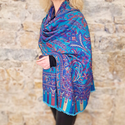 L’étole Nîlâb se distingue par son motif inspiré des traditions persanes et mogholes, combinant palmettes et motifs floraux.