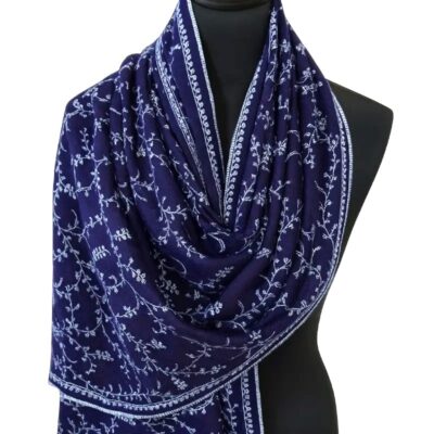 Etole en pashmina bleu nuit confectionnée main, ici portée drapée sur un mannequin - gros plan sur le drapé