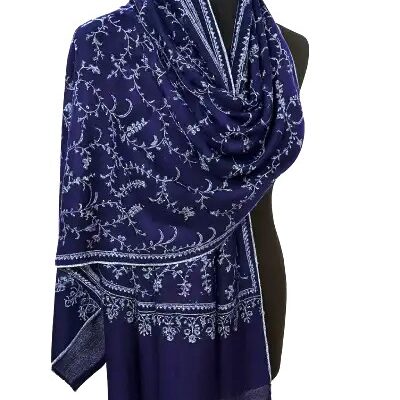 Etole en pashmina bleu nuit confectionnée main, ici portée drapée sur un mannequin - vision d'ensemble