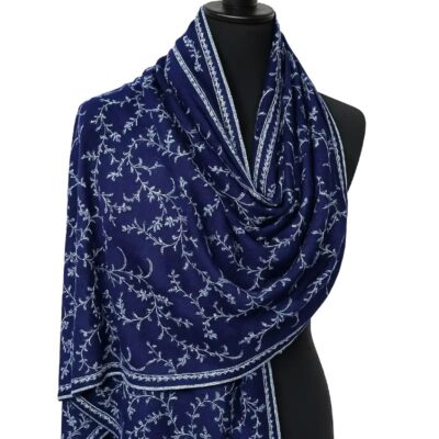 Etole en pashmina bleu nuit confectionnée main, ici portée drapée sur un mannequin - gros plan du drapé vue laterale